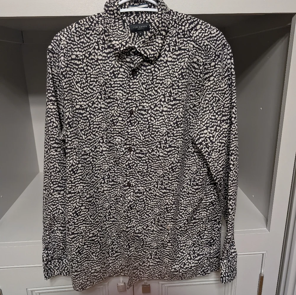 Ted Baker Men's L print for your wild side. Button detail gorgeous - Picture 8 of 15